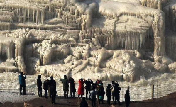 'Ice waterfall jade pot' forms in Hukou Waterfall