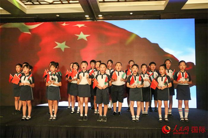 阿联酋华侨华人共庆中秋 哈利法塔点亮皓月白