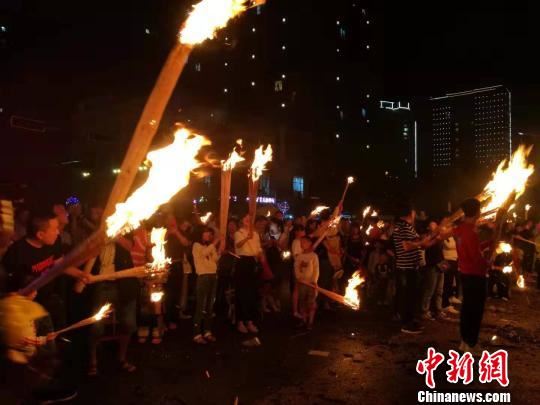 图为乡民和游客在石林街头舞动火把狂欢。　胡远航 摄