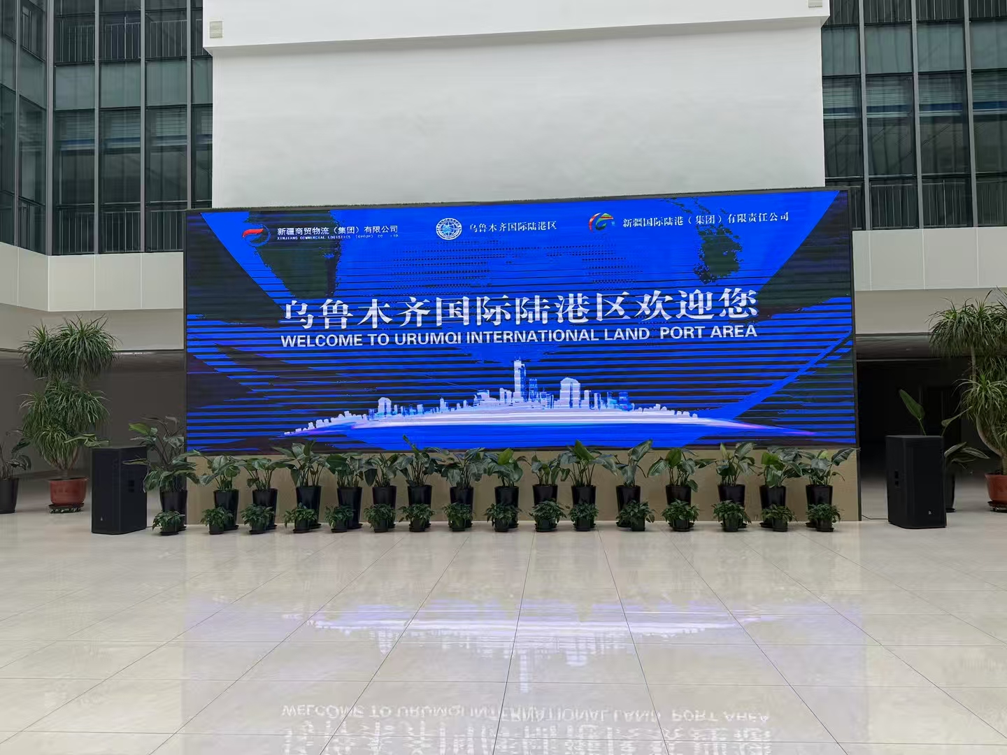 “追梦中华·大美新疆”海外华文媒体探访乌鲁木齐国际陆港：见证“钢铁驼队”赋能丝路经贸新动能