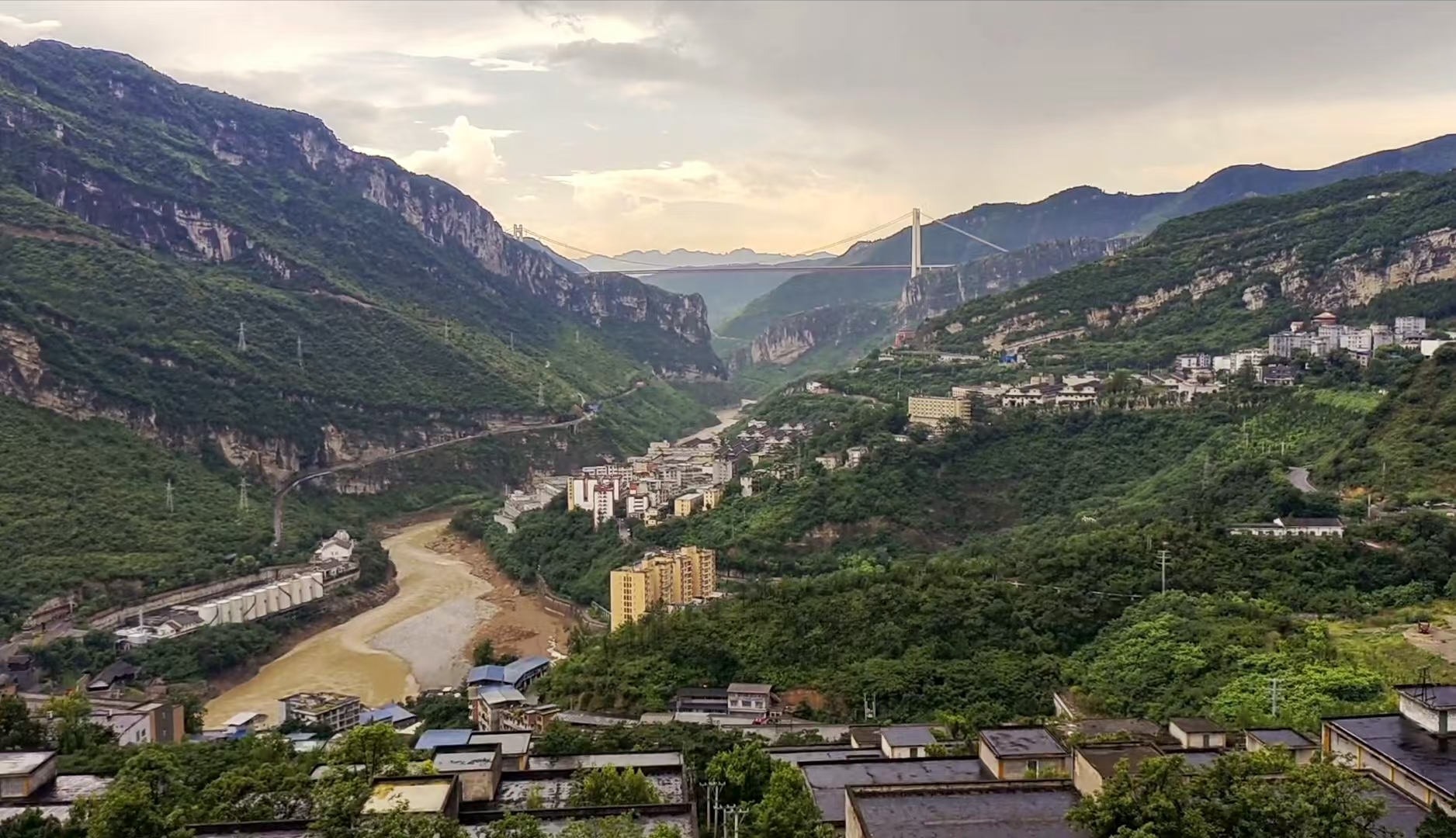 酱香无界：赤水河的千年密码与世界的碰杯