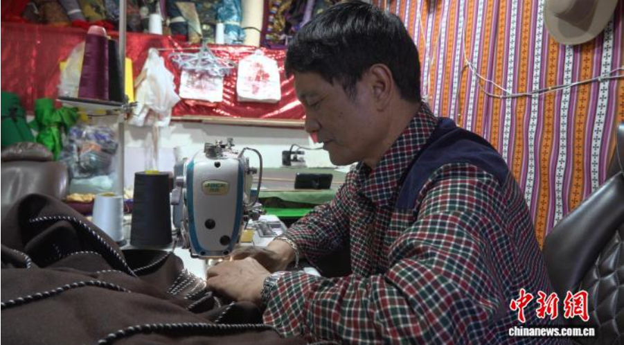 四川乡城“疯装”:盛装见证各民族“三交” 传承创新进行时