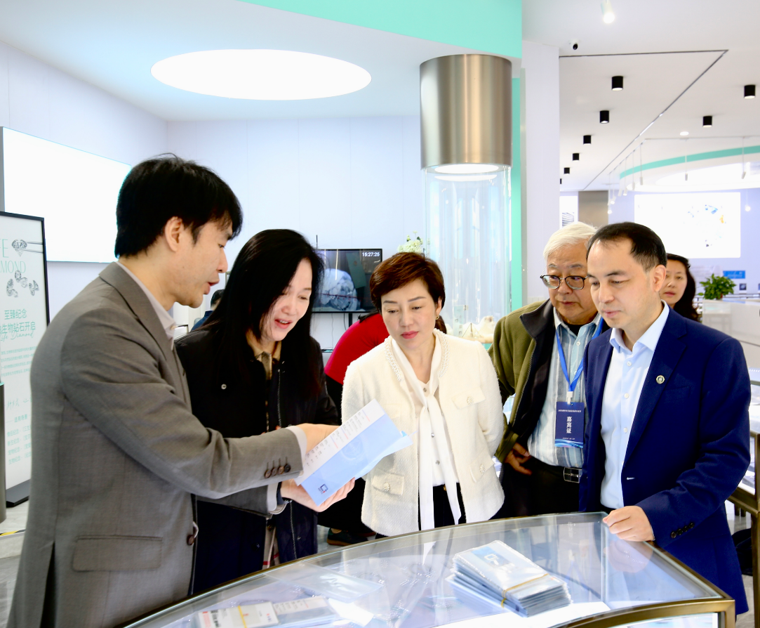 海外华文媒体走进郑州华晶:自主技术赋能,见证超硬材料“智变”奇迹