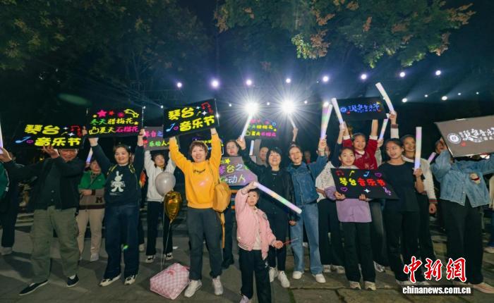中外合唱团共唱武汉民谣 打造户外音乐盛宴