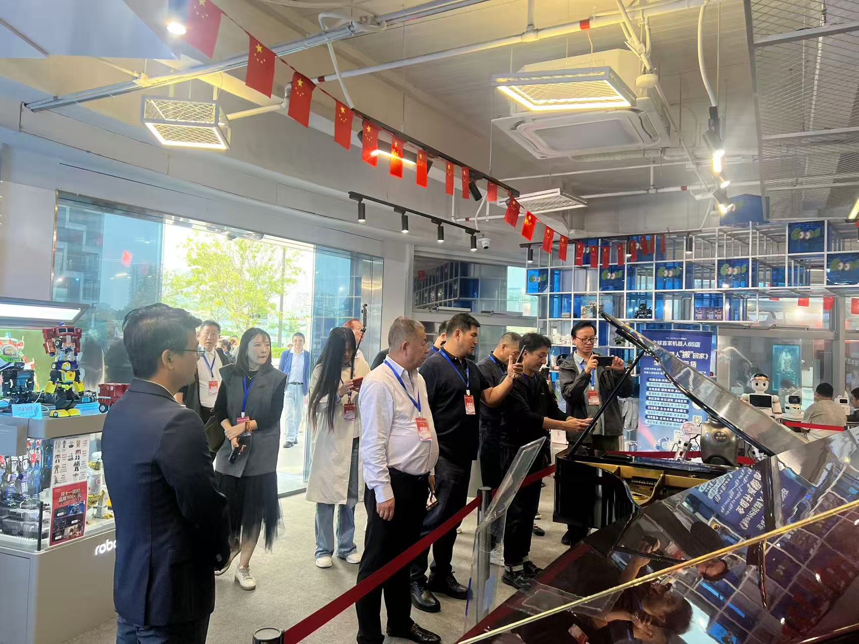 打卡全球首家机器人6S店 华文媒体高层见证“未来已来”