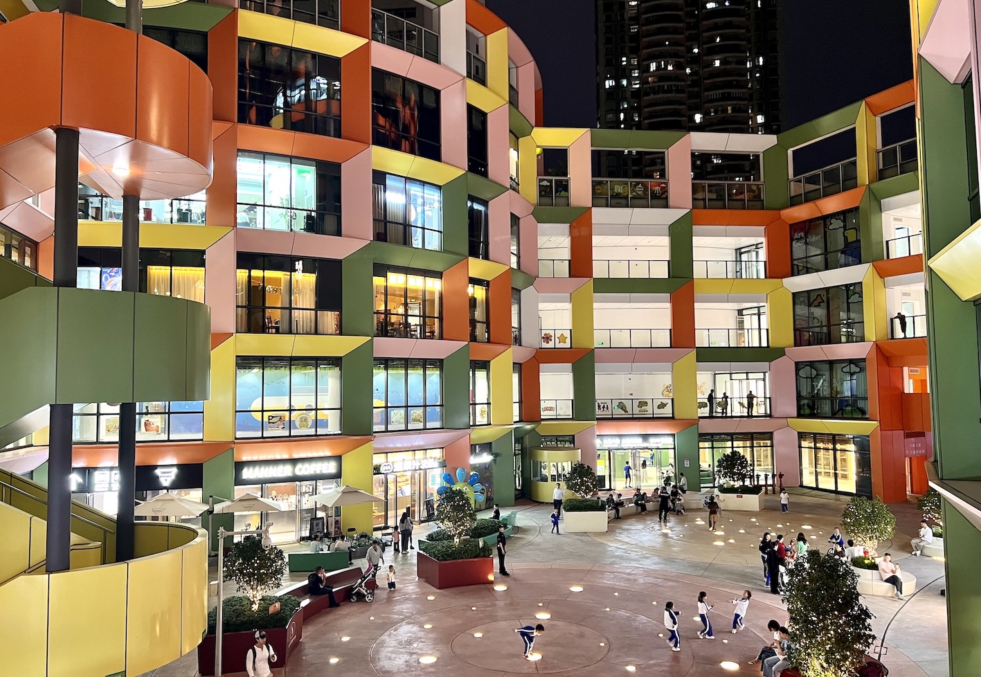 2025世界华文媒体深圳行走进深圳妇儿大厦 创新运营模式获国际认可