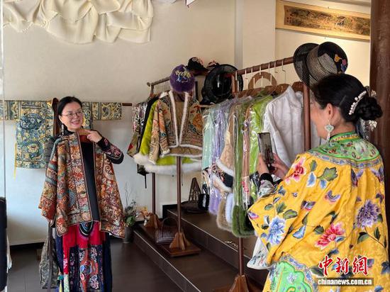 苗族女孩让“穿在身上的史书”进入现代衣橱