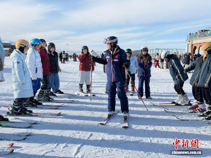 乌鲁木齐迎首个“雪假” 冰雪游搅热冬季旅游市场