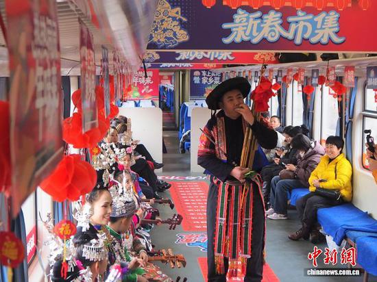 贵州“村火车”上年货铺 人间烟火品年味