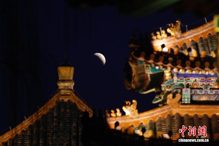 月全食亮相天宇 中国多地“红月”闹元宵
