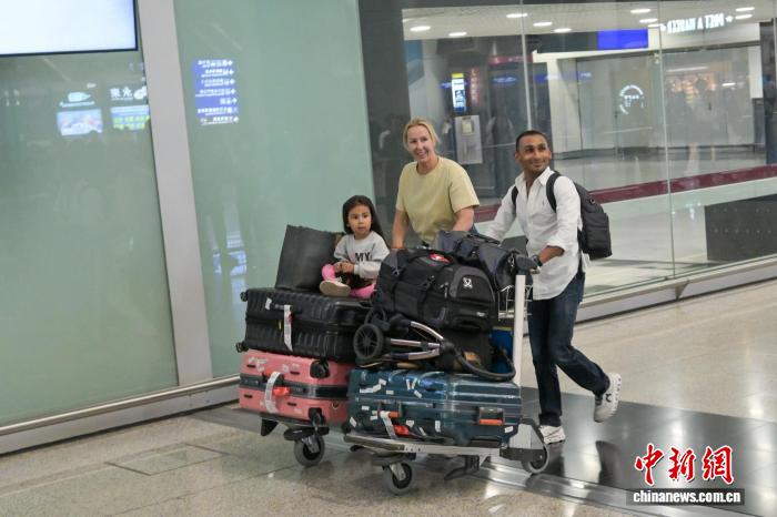 迪拜国际机场有限恢复航班运营 首班直航香港航班抵达