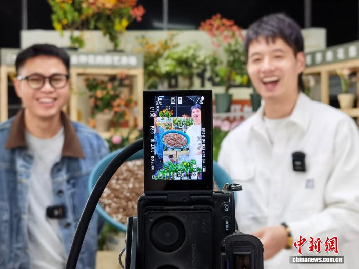 （全国两会）代表委员关注“青年入乡”何以成势