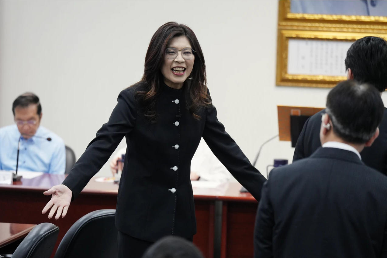 郑丽文返台主持国民党中常会 身着大陆定制中山装亮相