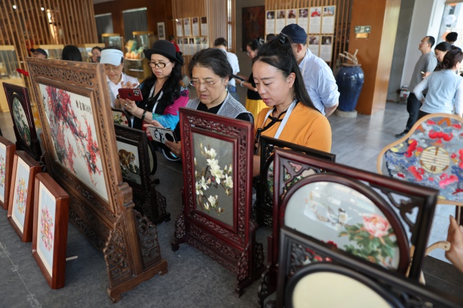 Overseas Chinese Media Visit Chengdu’s Pidu District, Witnessing New Vitality in Tech and Intangible Cultural Heritage