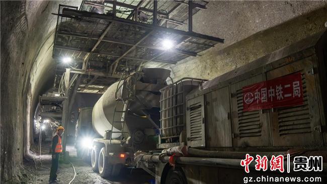 黄百铁路徐家堡隧道顺利贯通