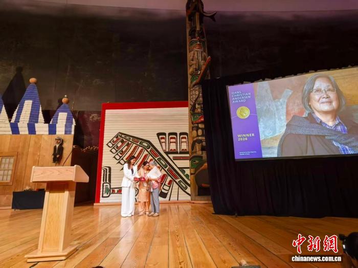 蔡皋在加拿大领取国际安徒生奖 系插画奖项60年来首位中国画家