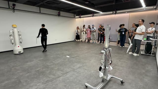 走进“具宝盆”AI生态创新社区海外华文媒体见证深圳具身智能落地实景