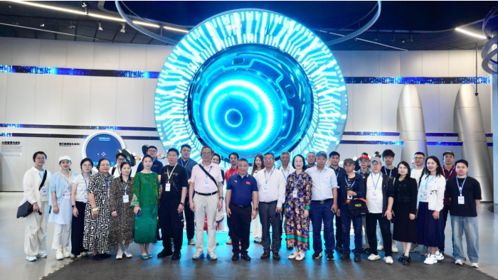从“科幻飞船”读懂数字中国 海外华文媒体探访深圳科学技术馆